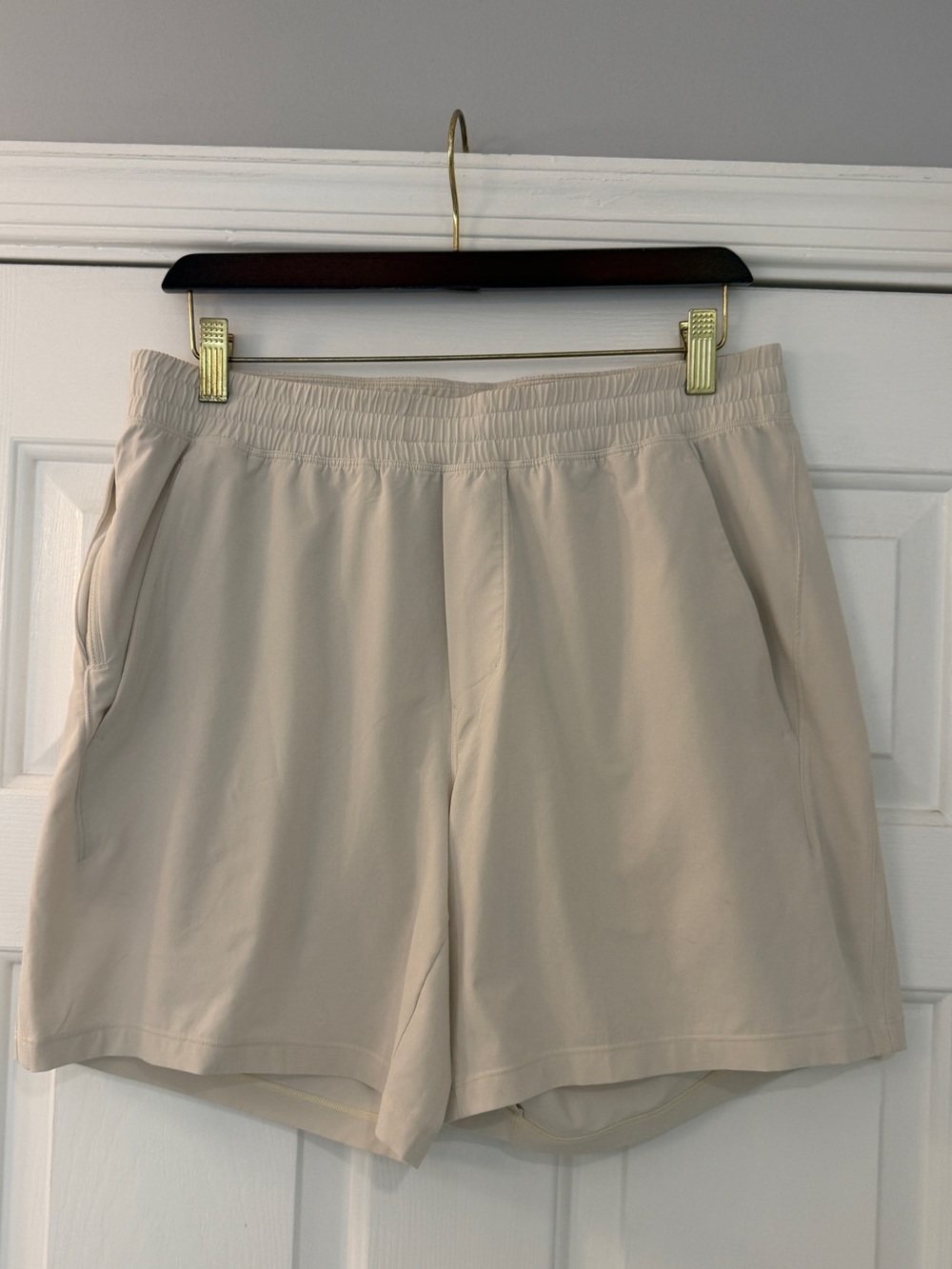 lululemon athletica Men’s Pace Breaker 7” Shorts Ivory Large Linerless